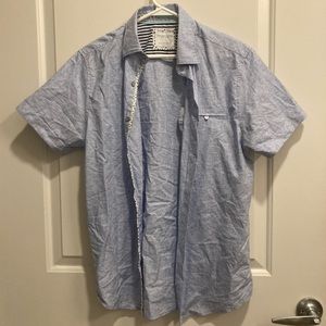 Denim & Flower Men’s blue short-sleeve button down with floral stripe. Small